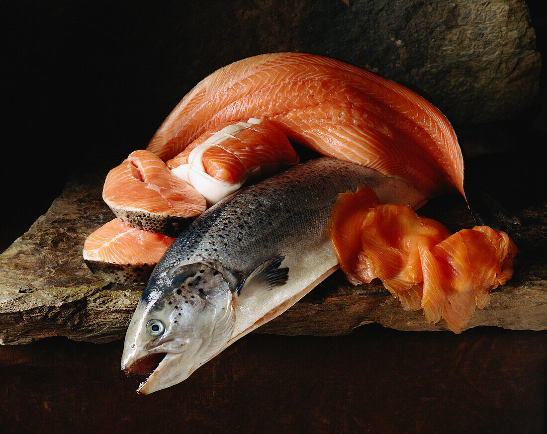 Frischer Lachs, ganz und portioniert