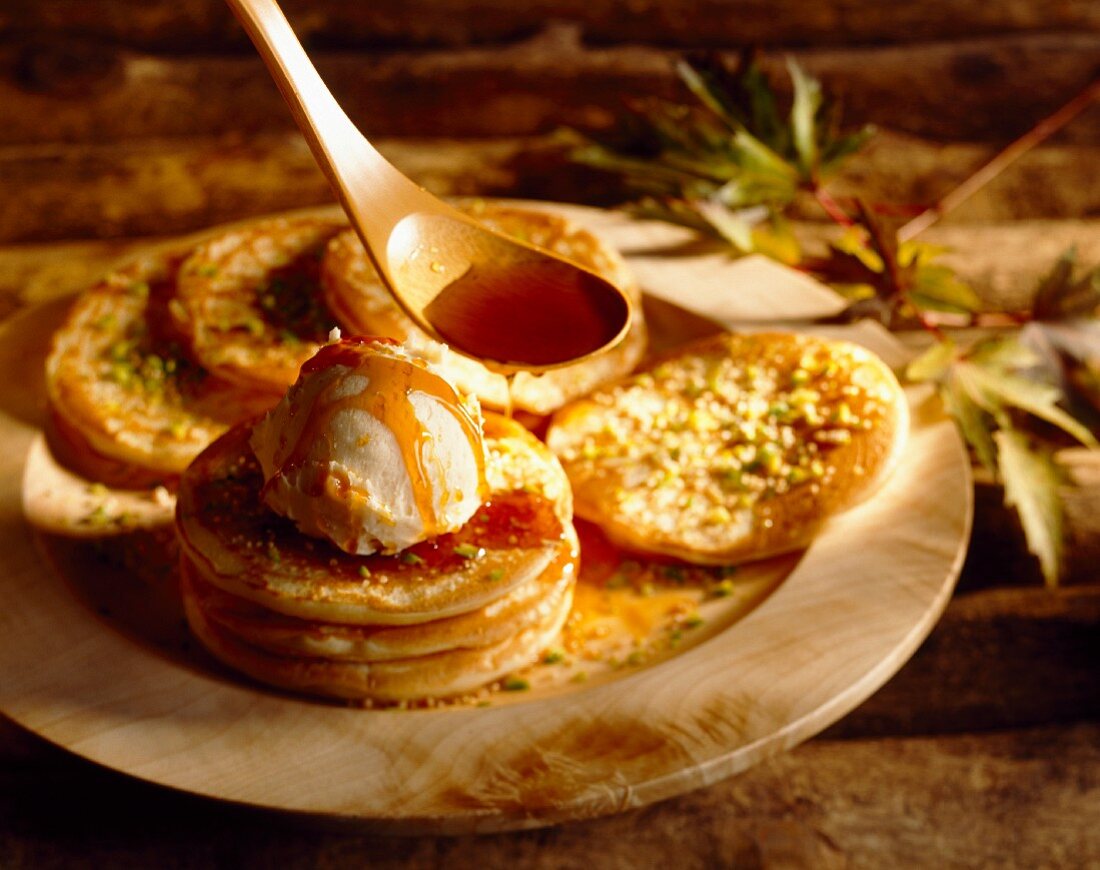 Kugel Vanilleeis mit Ahornsirup auf Pancakes