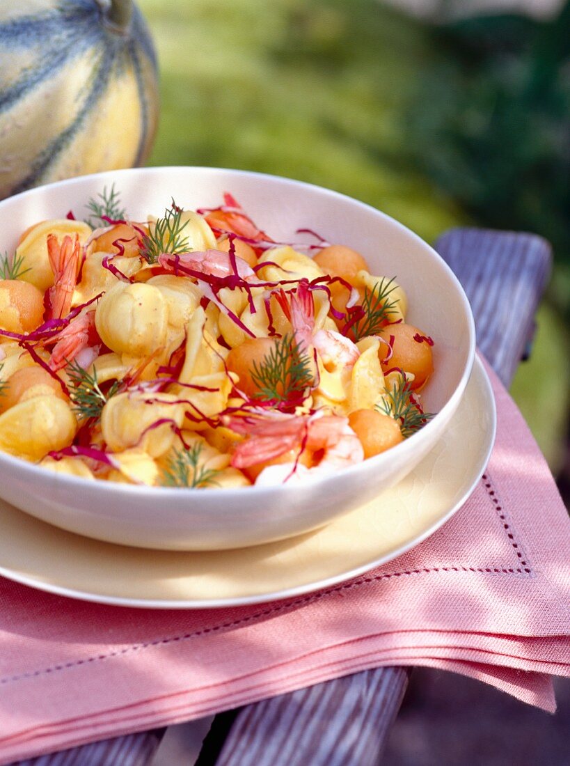 Nudelsalat mit Garnelen und Melone