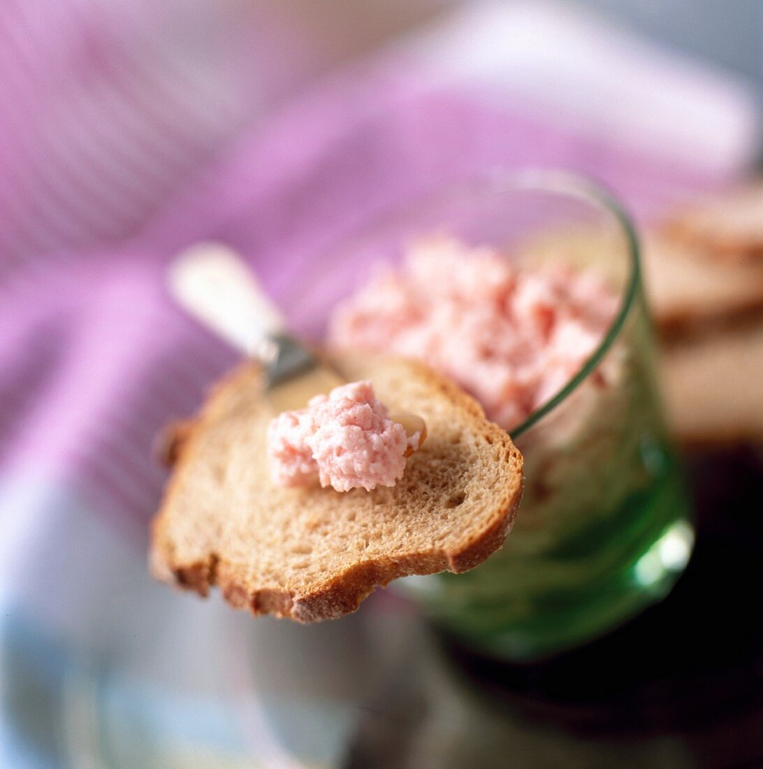 Tarama (Fischrogencreme) auf Brot