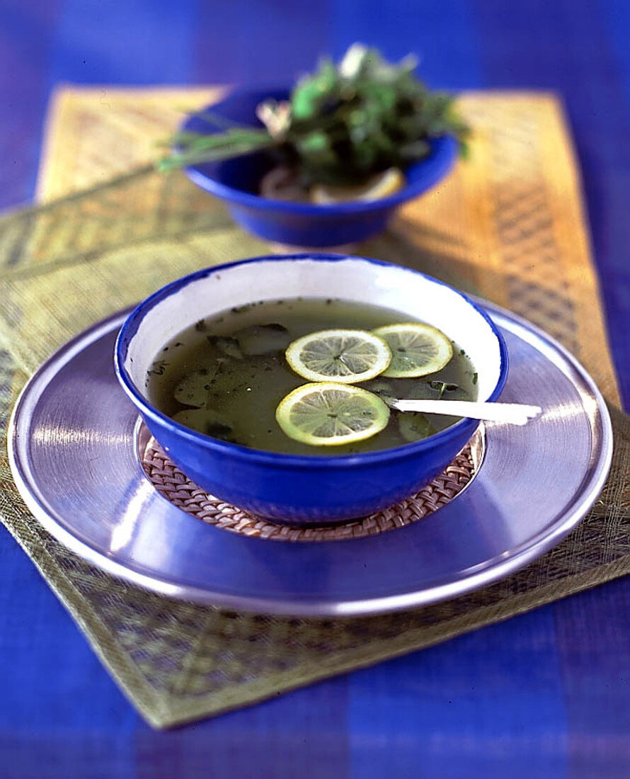 Suppe mit frischen Kräutern und Zitrone