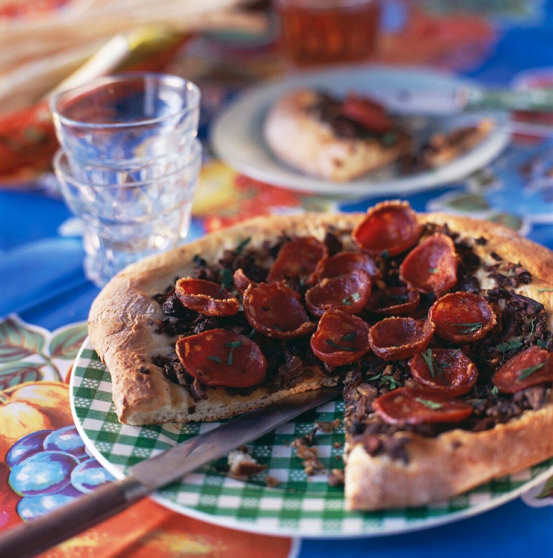 Pizza mit italienischer Wurst