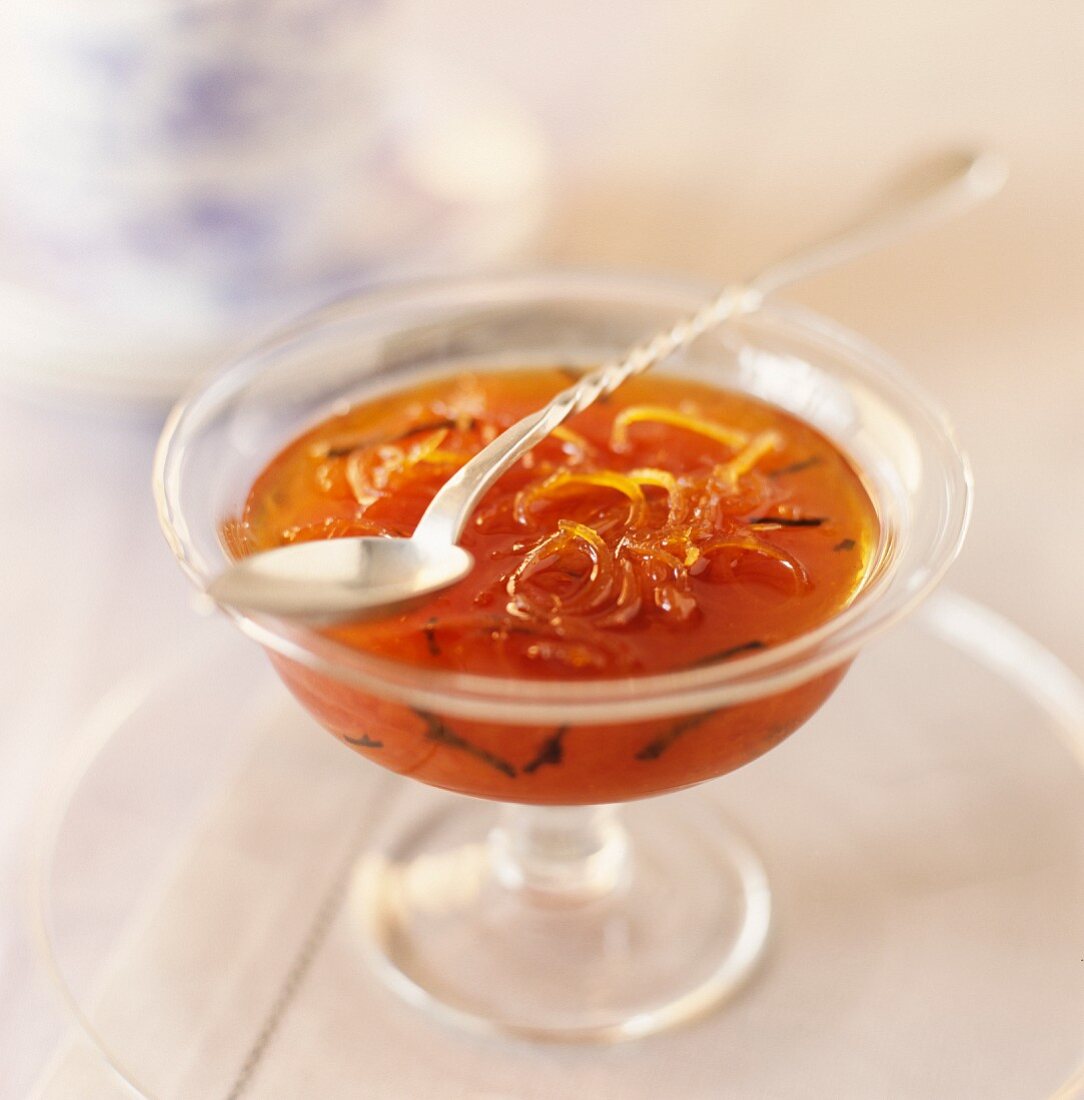 Rosa Grapefruitmarmelade mit russischem Tee