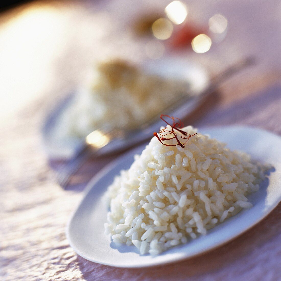 Gekochter weisser Reis mit Safranfäden