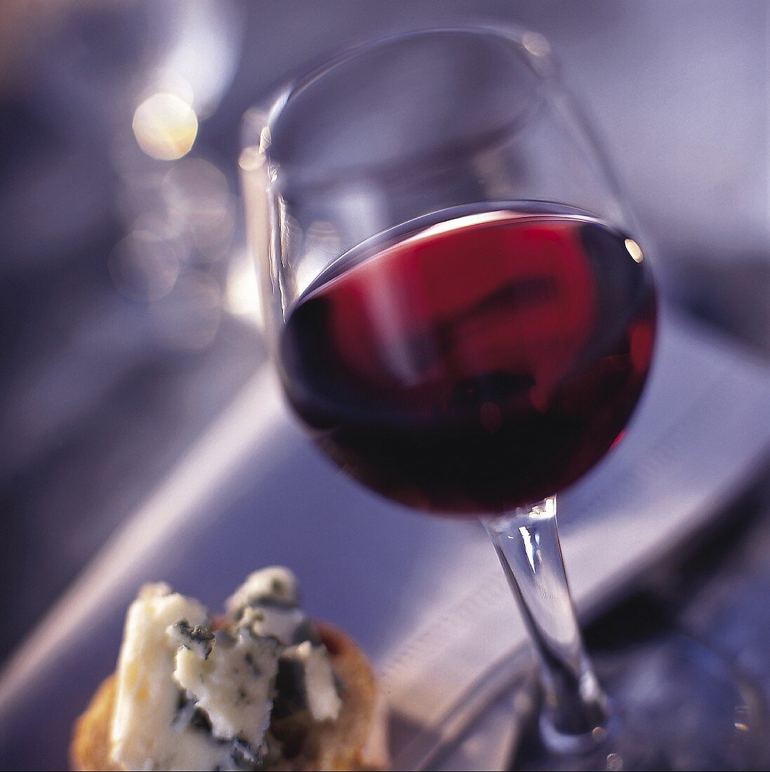 Glas Rotwein und Roquefort-Brötchen
