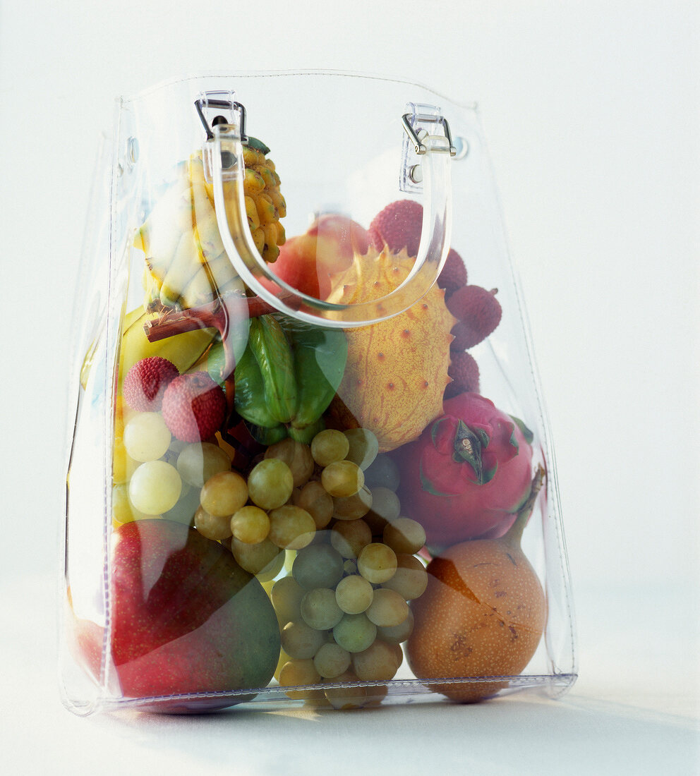 Durchsichtige Tasche mit exotischen Obst (Drachenfrucht, Mango, Karambole usw.)