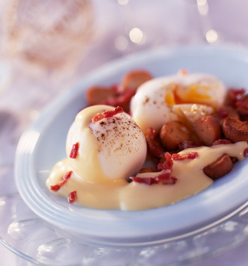 Eier mit Croûtons und Senfsauce