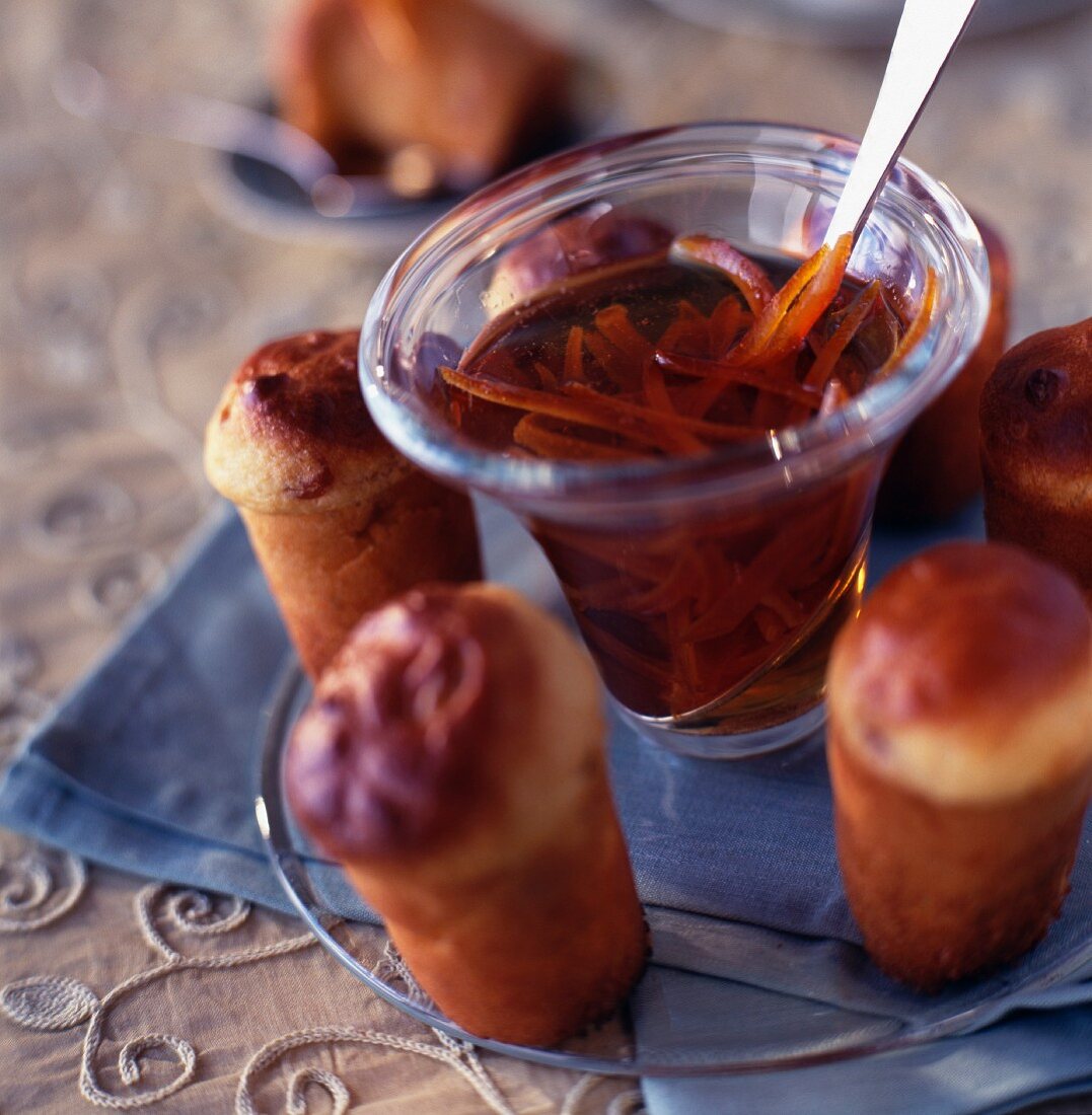 Baba au Rhum (in Rum getränkte Napfküchlein) mit kandierten Orangenzesten