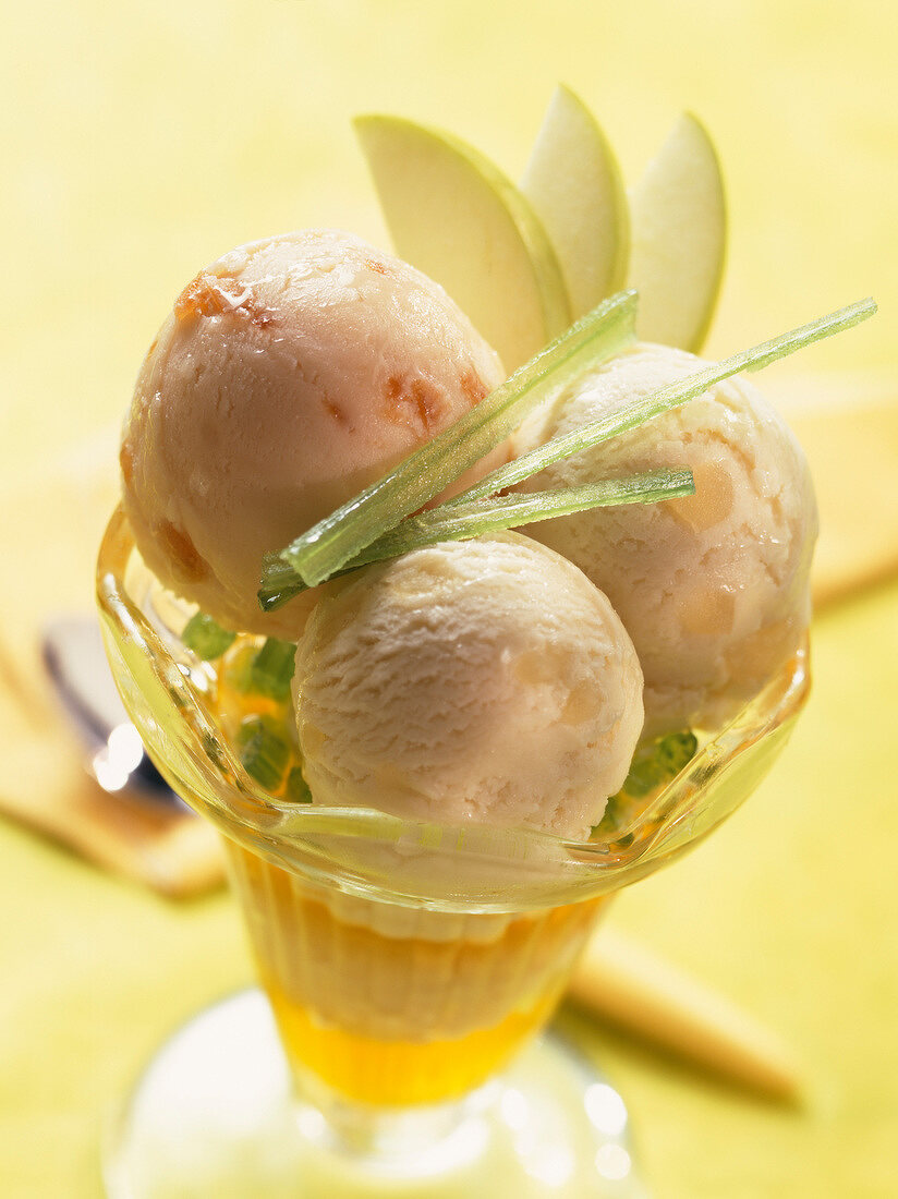 Eisbecher mit drei Kugeln Apfeleis