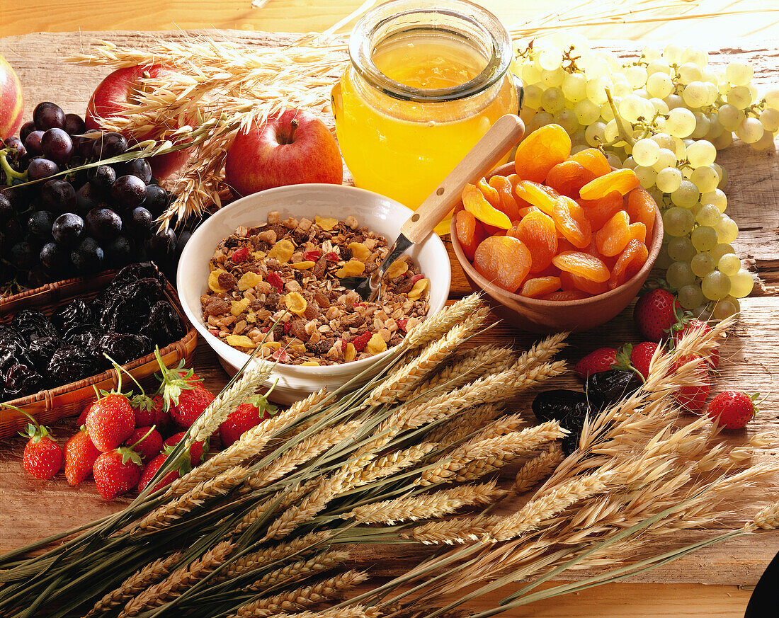 Zutaten für ein gesundes Frühstück: Obst, Trockenfrüchte, Müslimischung, Honig
