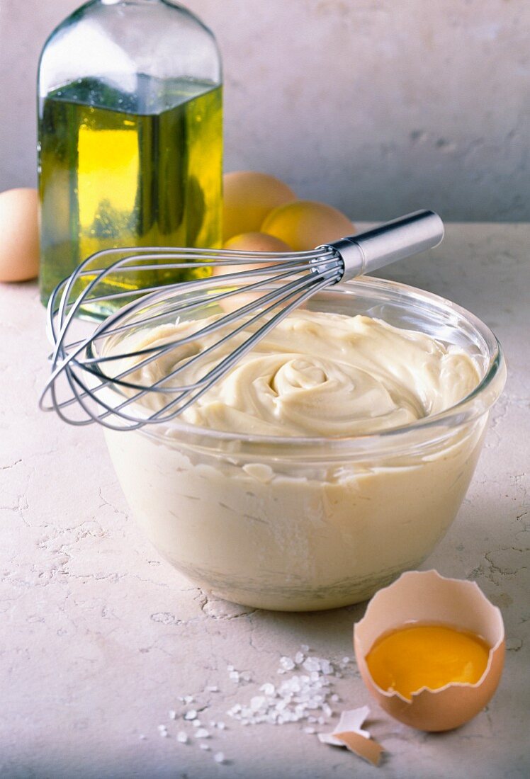 Selbstgemachte Mayonnaise mit Ei und Olivenöl