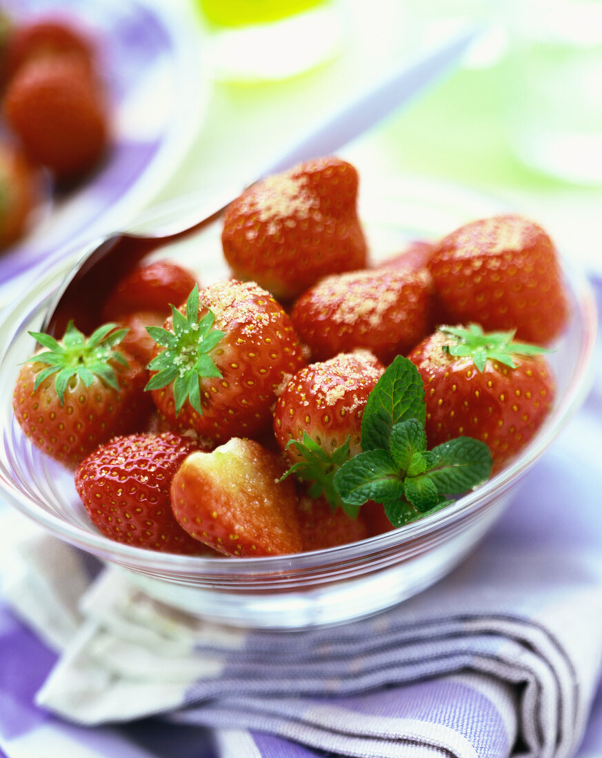 Eine Schale Erdbeeren mit Löffel
