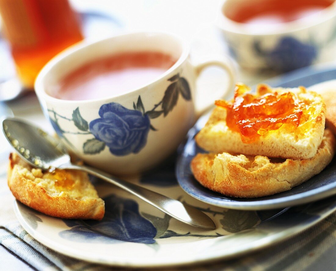 Frühstück mit Tee und Marmeladenbrötchen
