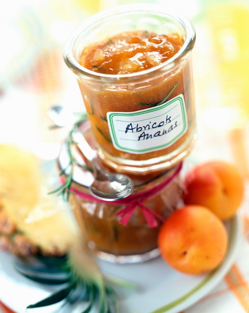 Ananas-Aprikosen-Marmelade mit Rosmarin