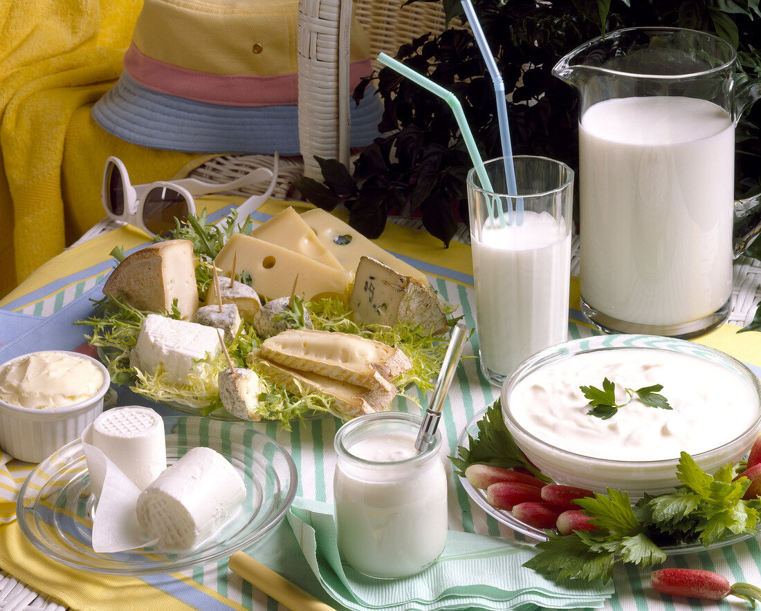 Sommerlicher Tisch mit Milchprodukten