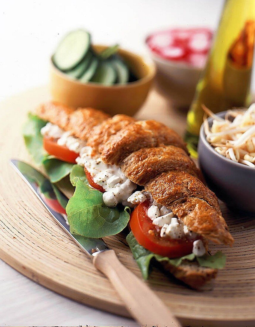 Croissant-Sandwich mit Salat, Tomate und Käse