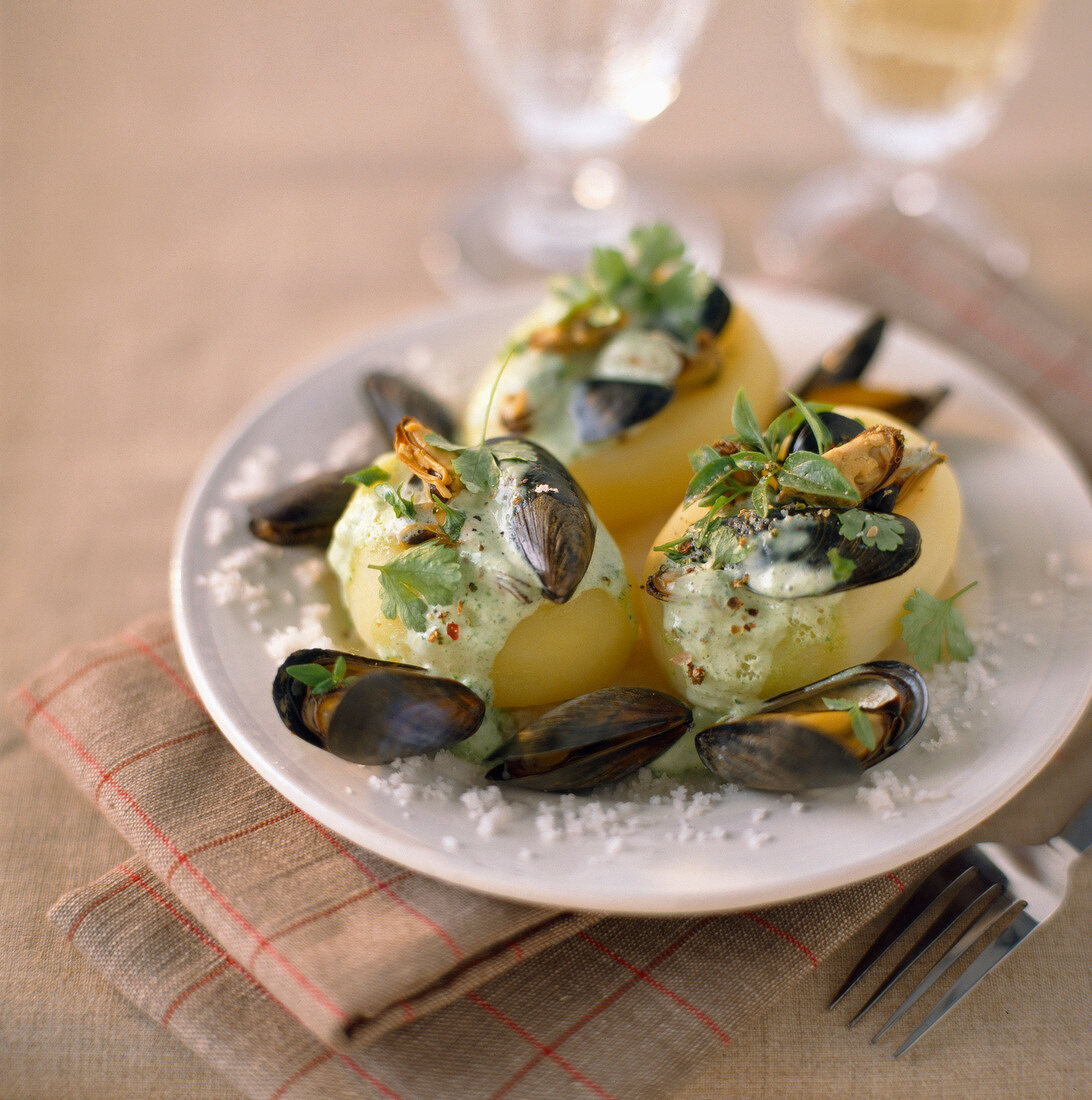 Potatoes filled with mussels