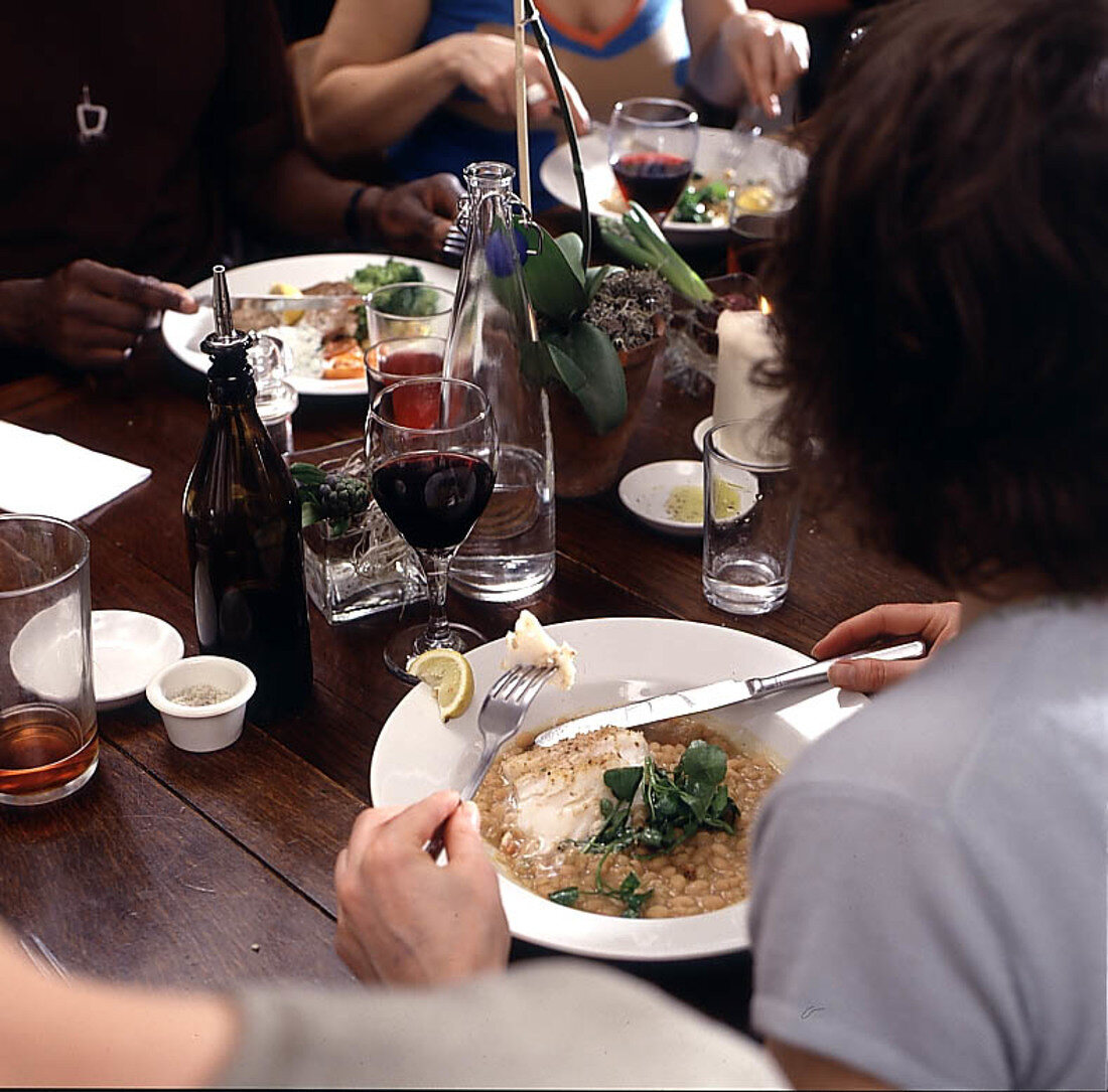 Mehrere Menschen beim Essen im Restaurant