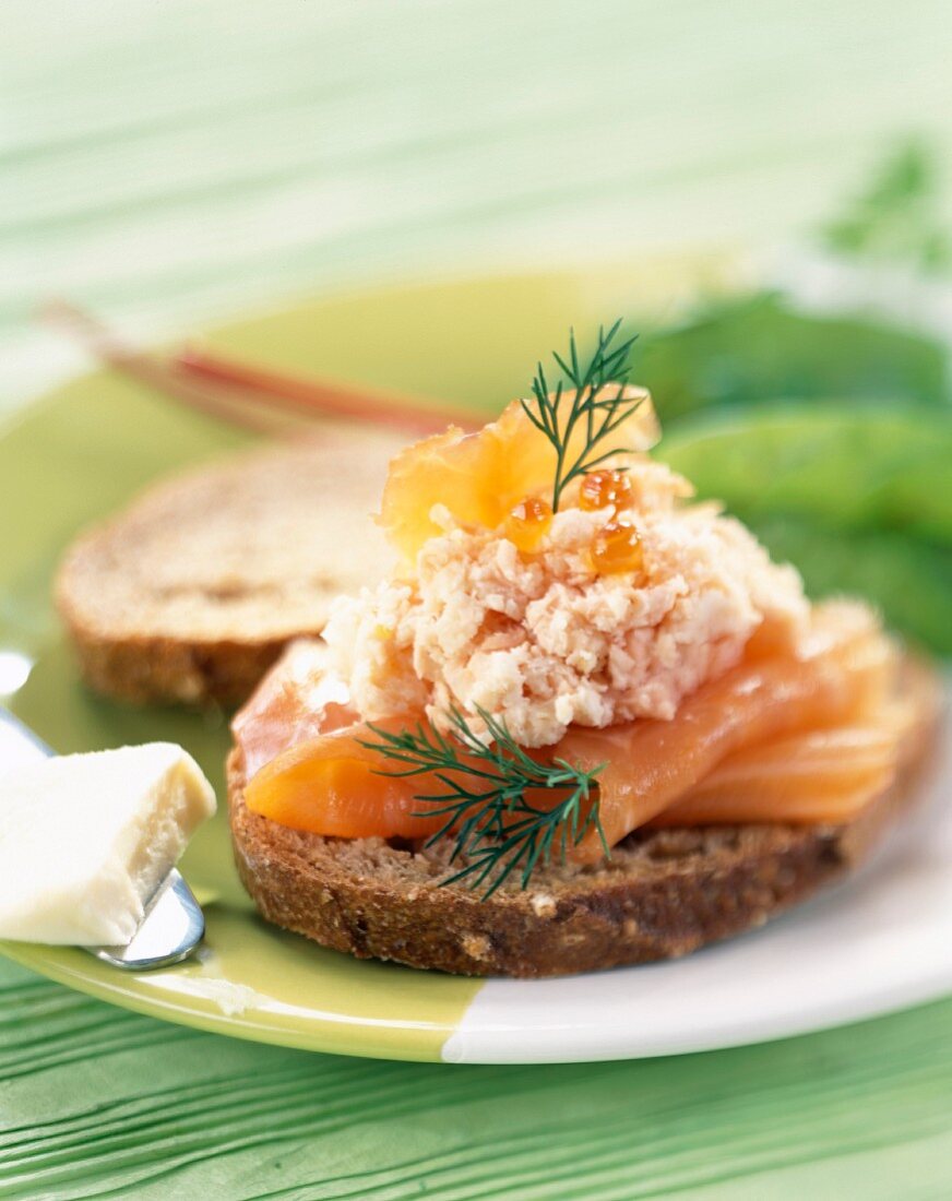 Räucherlachs und Lachs-Rillette auf Brot mit Lachskaviar und Dill
