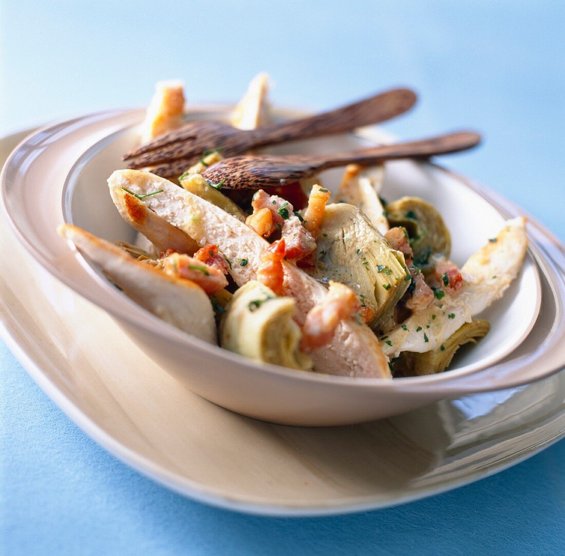 Artichoke salad with strips of poultry