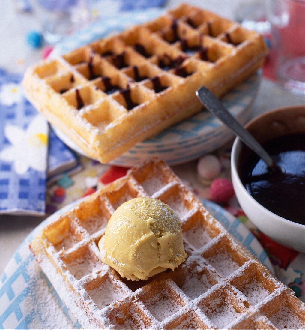 Waffel mit Vanilleeis