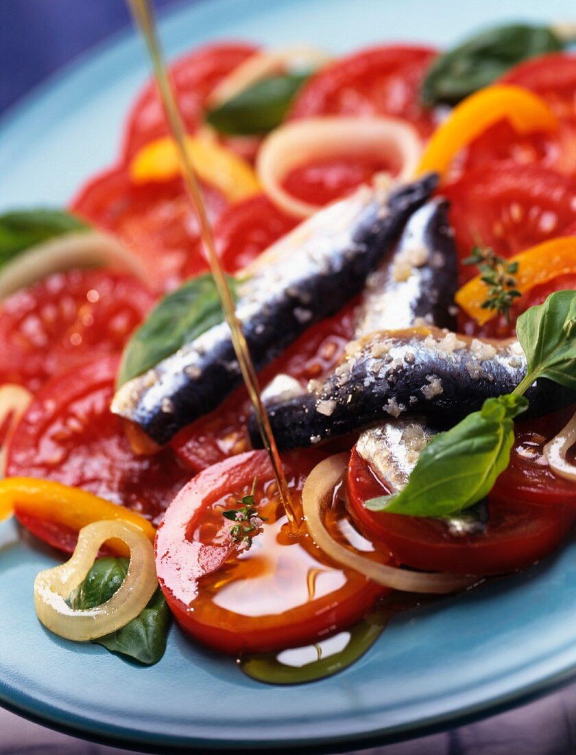 Marinierte Sardinen auf Tomaten-Paprika-Salat