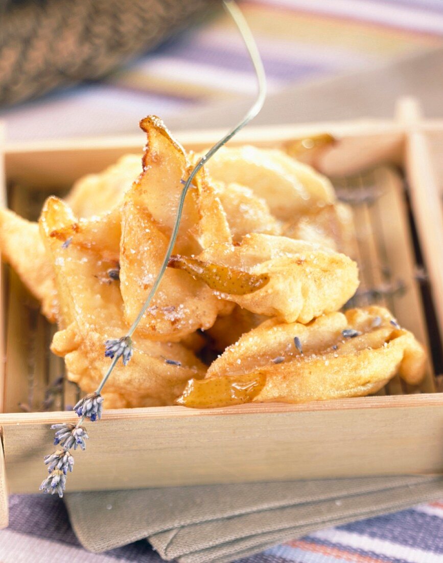 Birnen-Beignets mit Lavendel