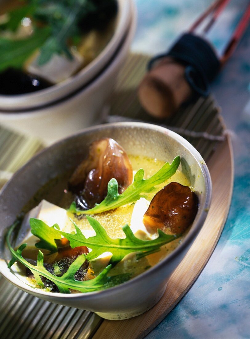 Suppe mit Tofu und schwarzen Pilzen