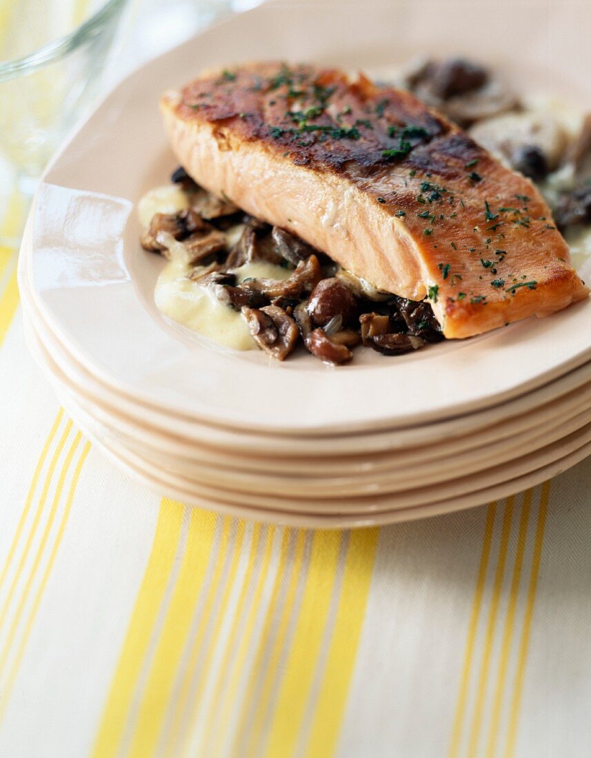 Gebratenes Lachsfilet mit Pilzen