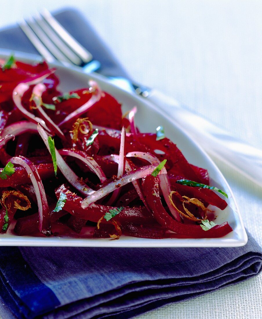 Rote-Bete-Salat mit roten Zwiebeln