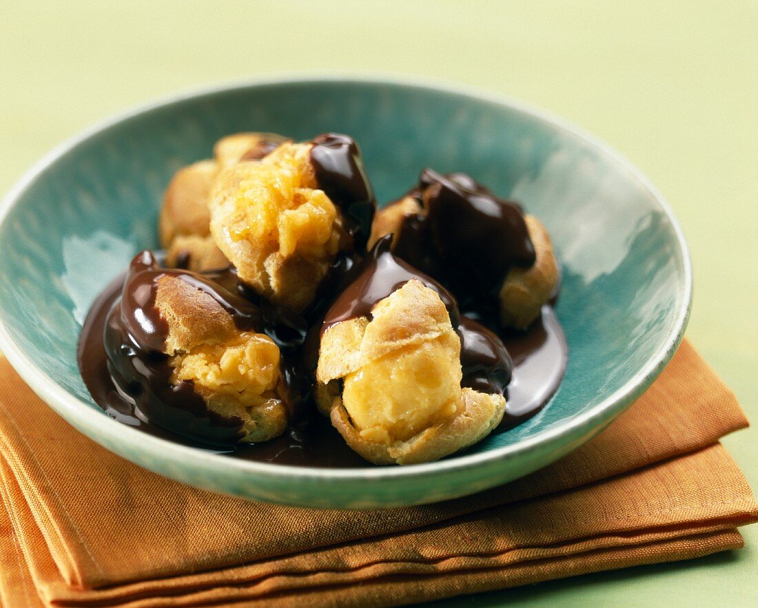 Profiteroles mit Eis und Schokoladensauce