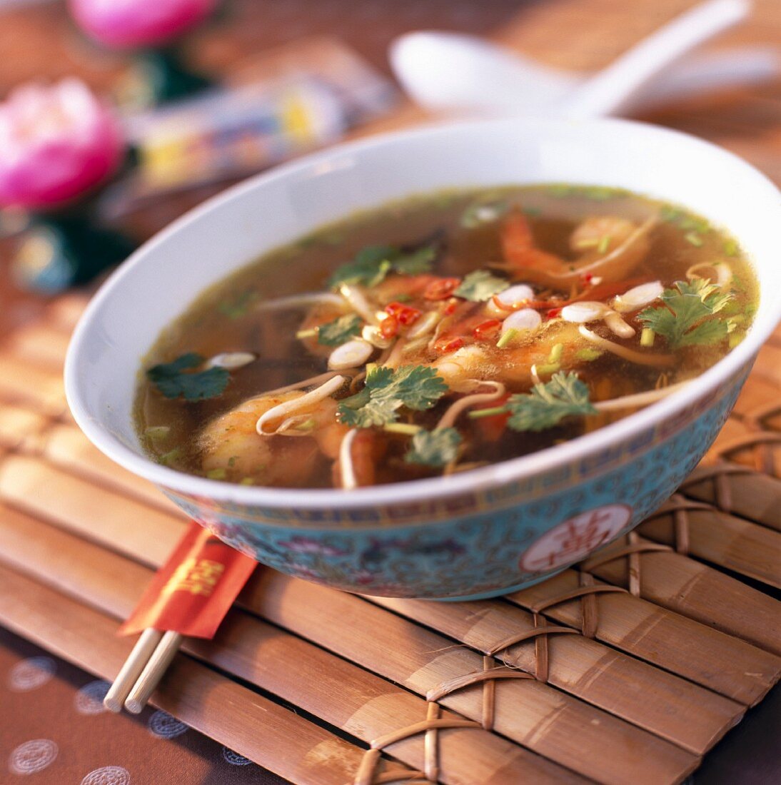Chinesische Suppe mit Garnelen