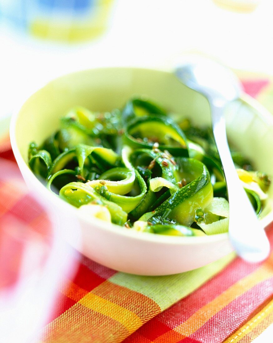 Zucchini-Tagliatelle mit Anis