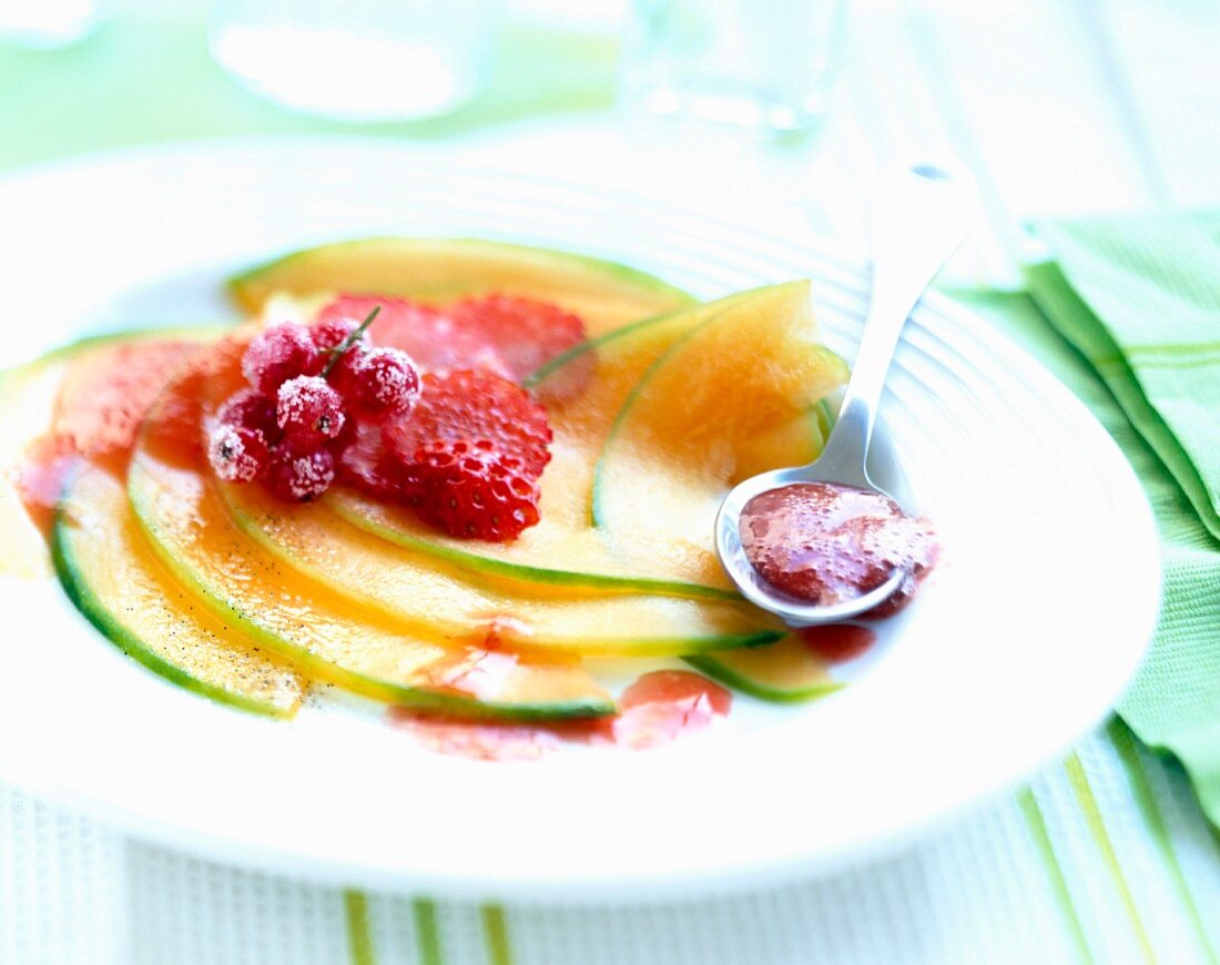 Melonencarpaccio mit Waldfruchtcoulis