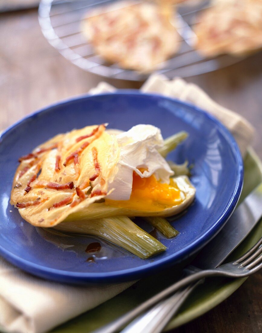 Pochiertes Ei auf Fenchel und Hippe mit Speckstreifen