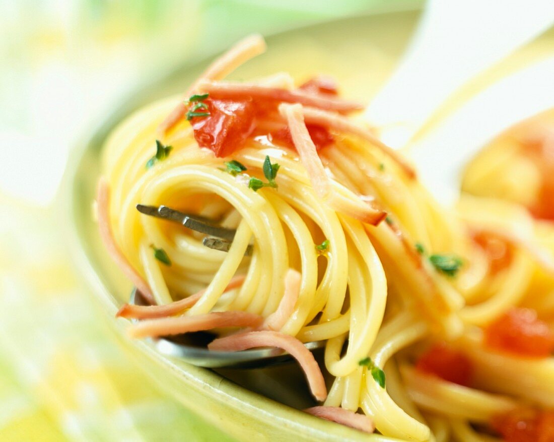 Spaghetti mit Tomaten und Schinkenstreifen