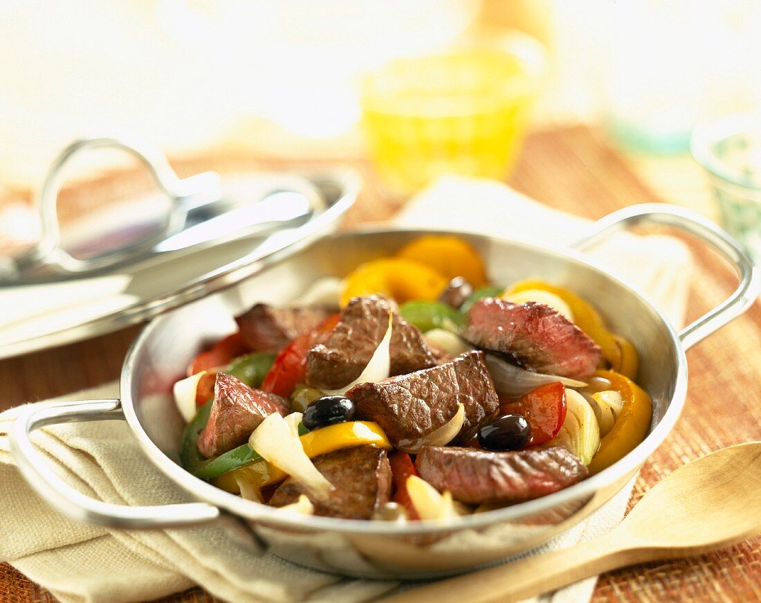 Sautiertes Rindfleisch mit Oliven
