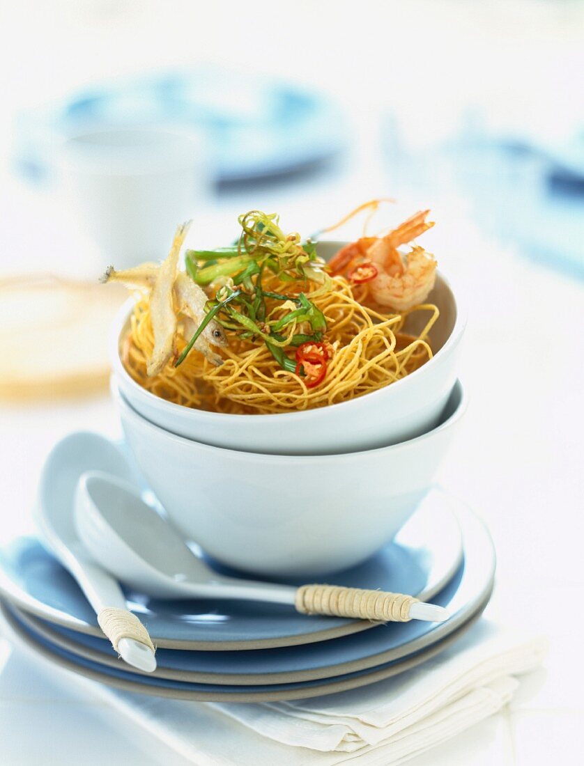 Fried noodles with shrimps, fish and leeks