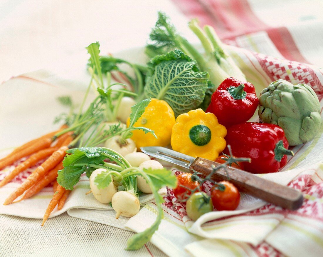 Frisches Baby-Gemüse auf Küchentuch