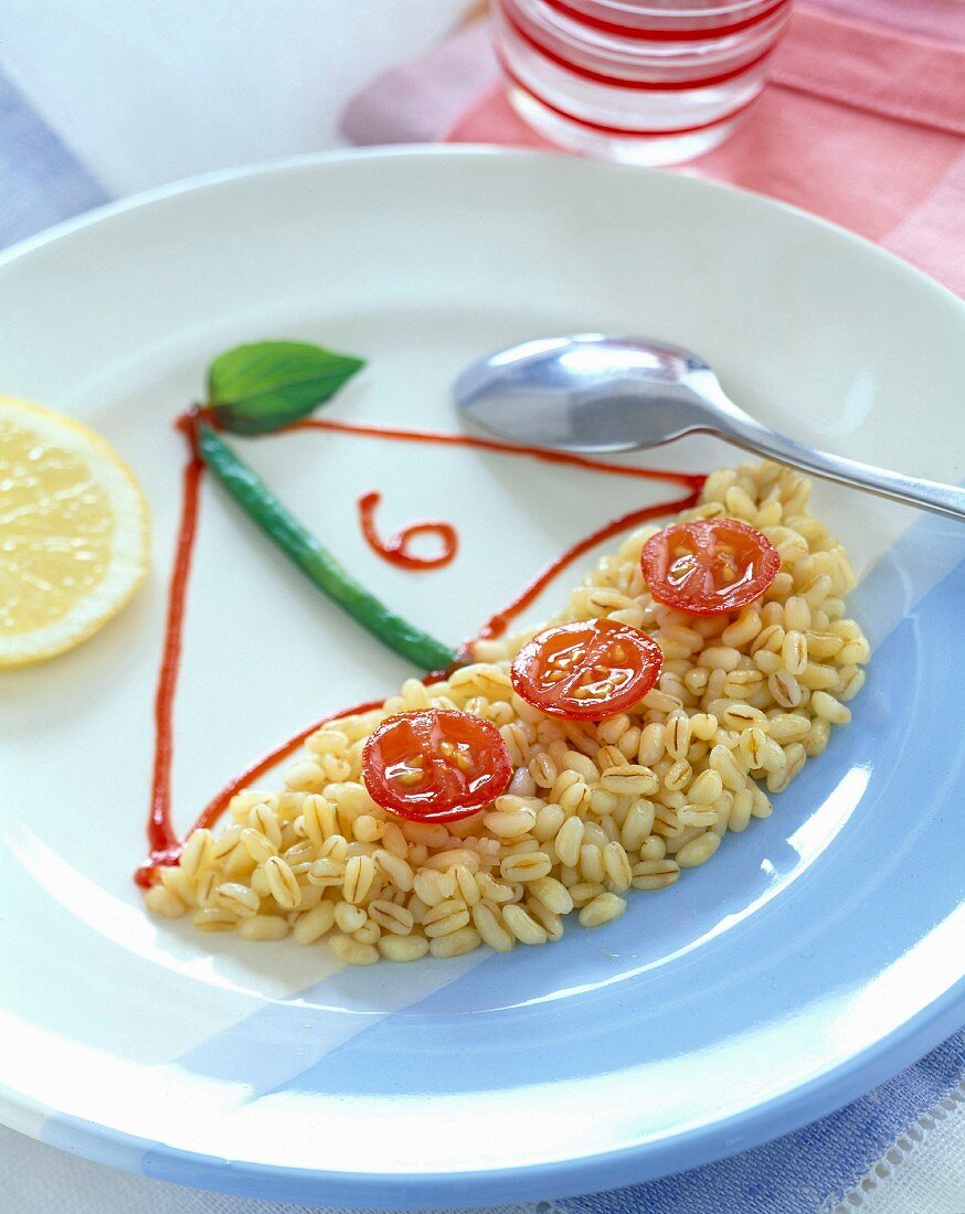 Weizen mit Tomaten in Form eines Segelschiffes für Kinder