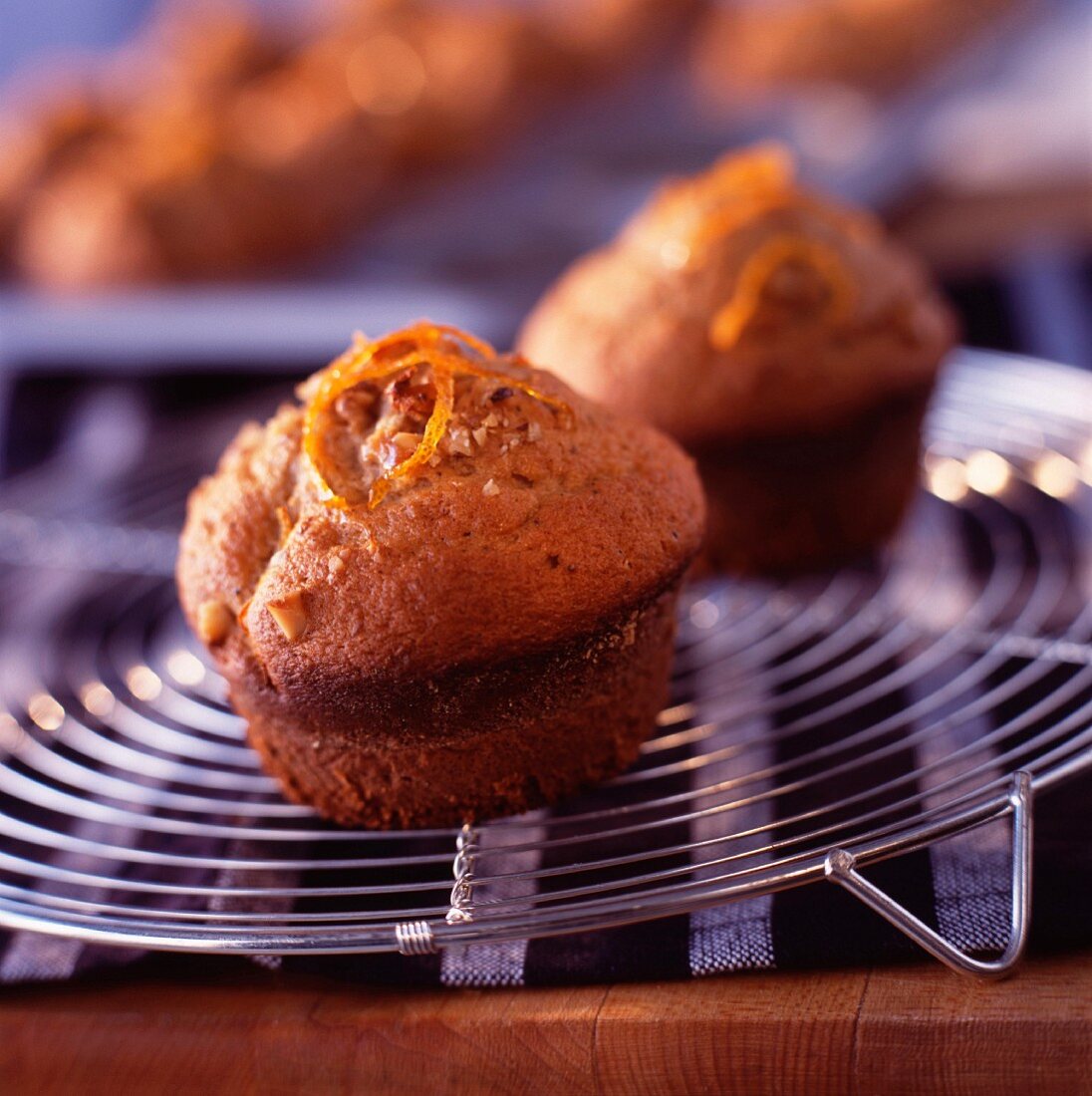 Orangen-Muffins auf Kuchengitter