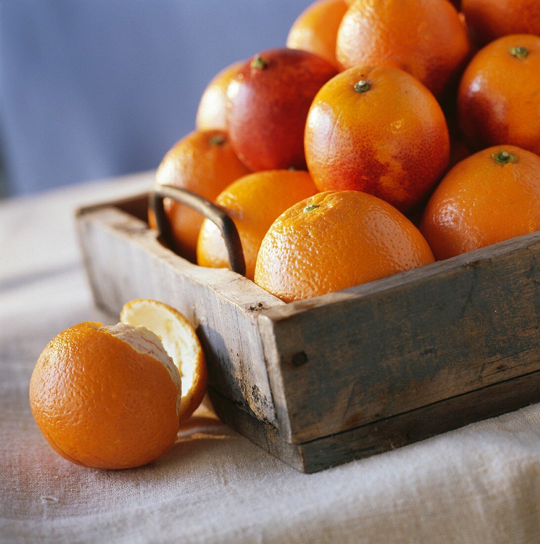 Kiste mit frischen Orangen