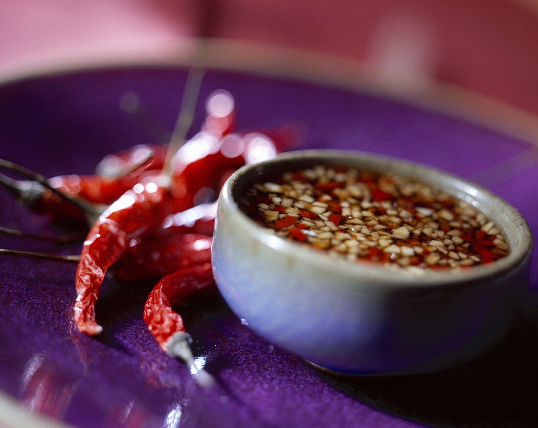 Scharfe Sauce mit Gewürzen und Chili