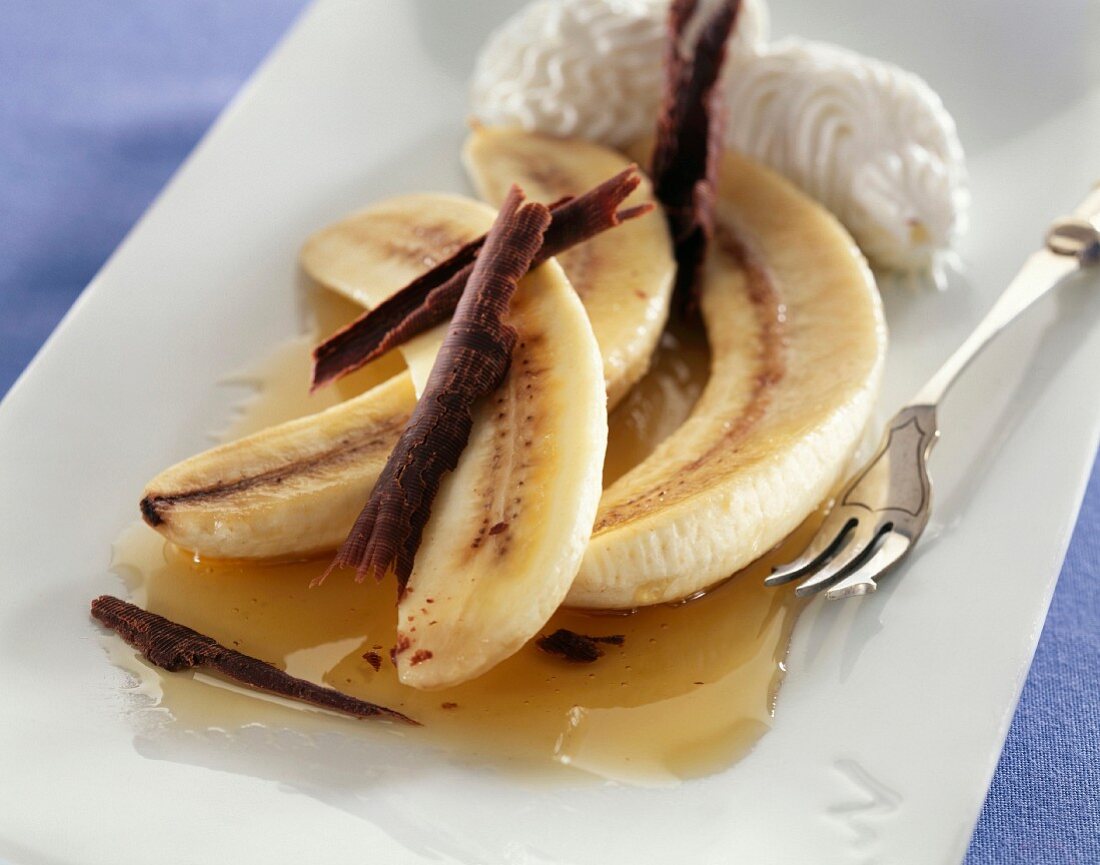 Banane mit Schokolade und Schlagsahne