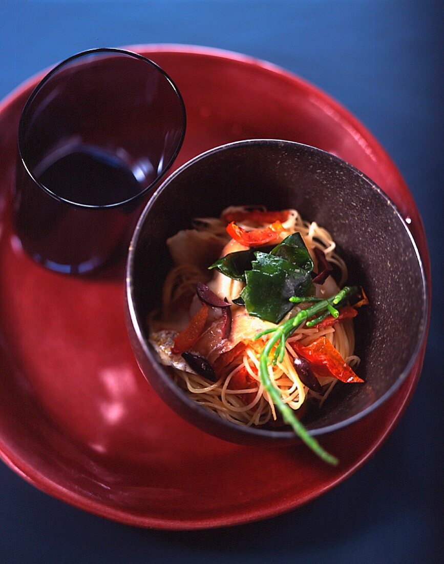 Dampfgegarter Wolfsbarsch mit Algen-Nudeln und getrockneten Tomaten