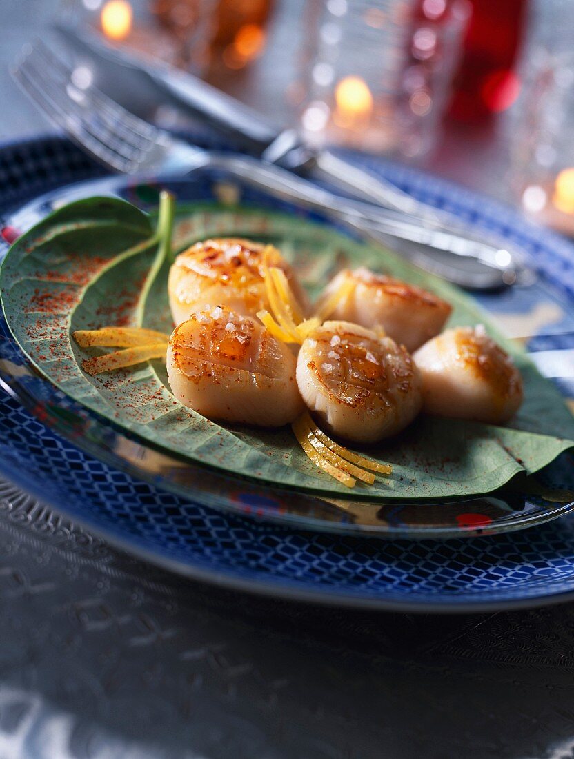 Pan-fried scallops with harissa oil and confit lemon