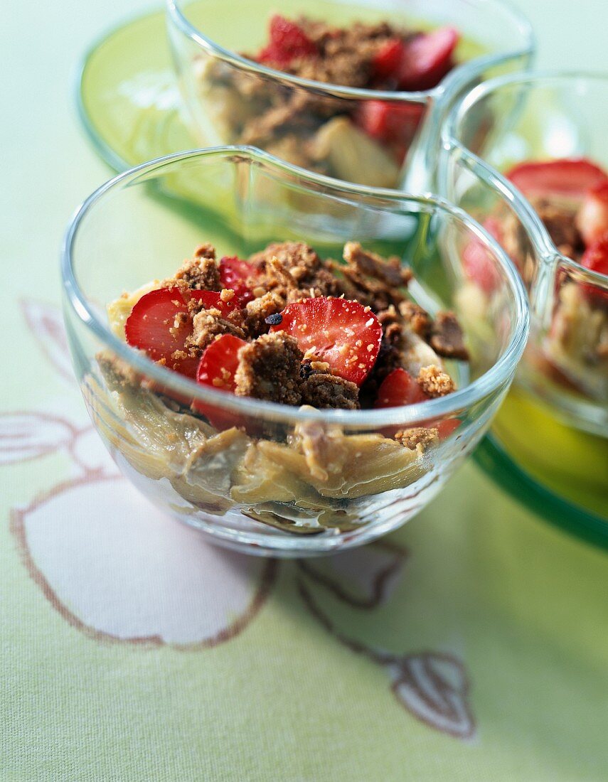 Knuspriges Erdbeer-Rhabarber-Dessert