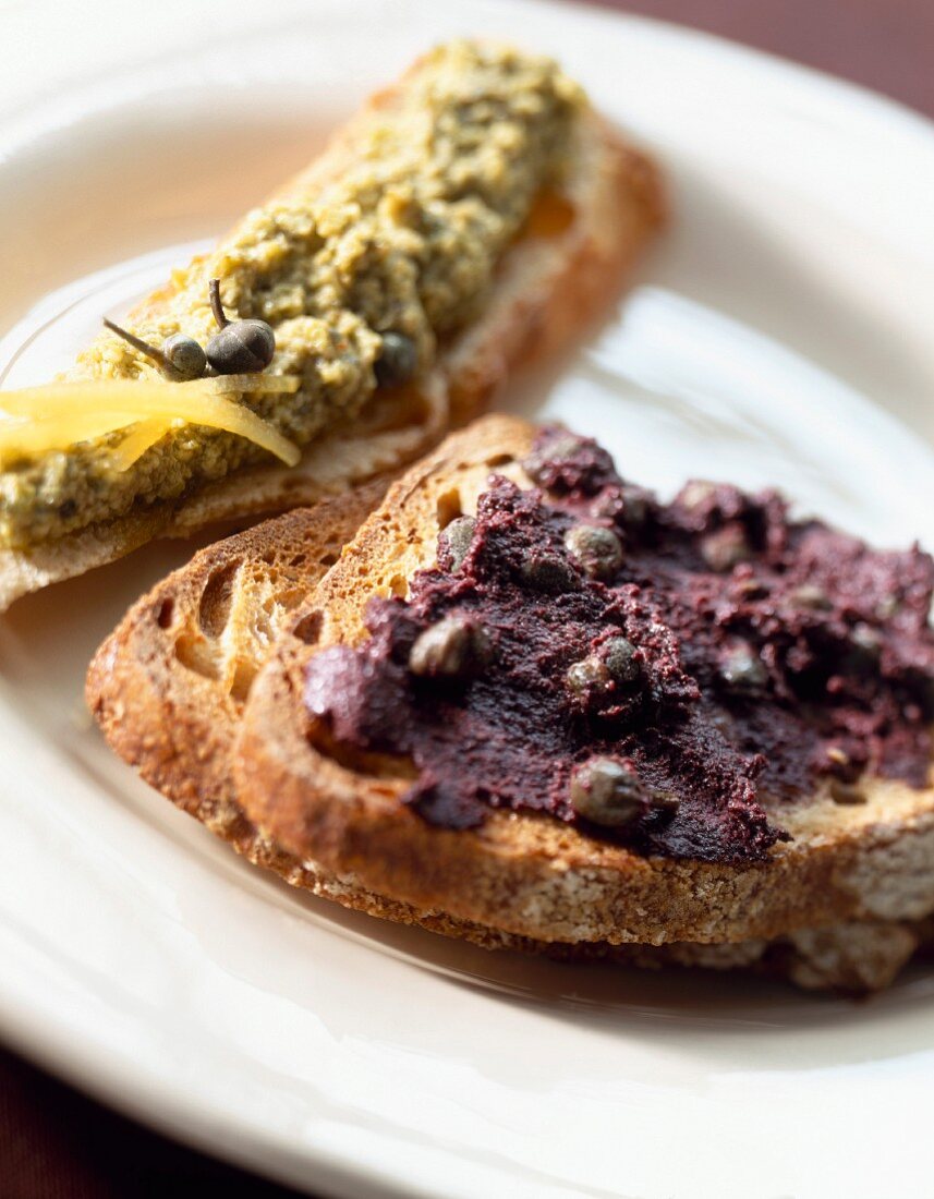 Röstbrot mit grüner und schwarzer Tapenade