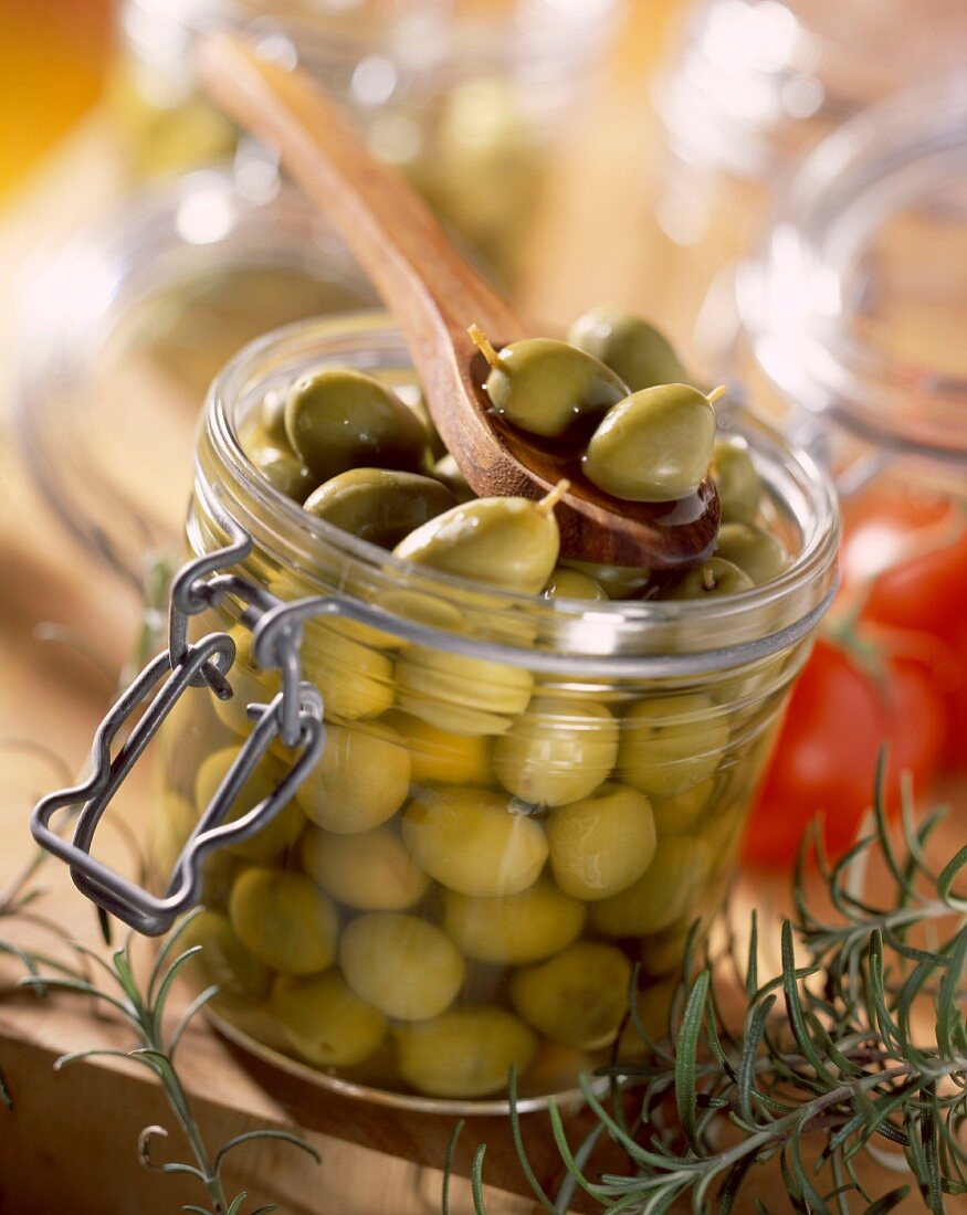 Einmachglas mit Oliven