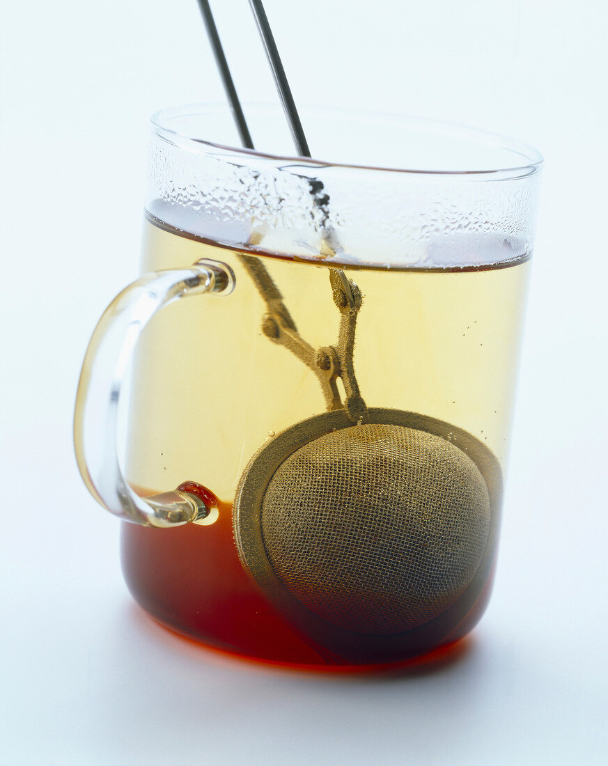 Eine Glastasse mit Teefilter